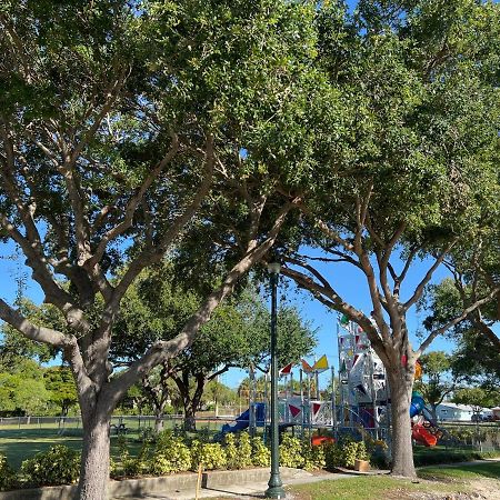 Cozy Studio Near Atlantic Ave W/Private Patio Appartement Delray Beach Buitenkant foto
